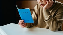 〈年金月7万円〉でどう生きれば…老後生活が苦しい65歳以上を救う、一生もらえる給付金制度の「条件」【FPが「年金生活者支援給付金」を解説】