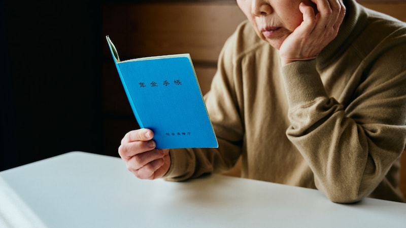 〈年金月7万円〉でどう生きれば…老後生活が苦しい65歳以上を救う、一生もらえる給付金制度の「条件」【FPが「年金生活者支援給付金」を解説】