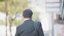 誰にどう思われようと構いません…年収600万円・大手企業の57歳平社員、「会議でお菓子ポリポリ」やる気ゼロでも絶対に辞めない。定年まで会社にしがみつく“冷静な戦略”【FPの助言】