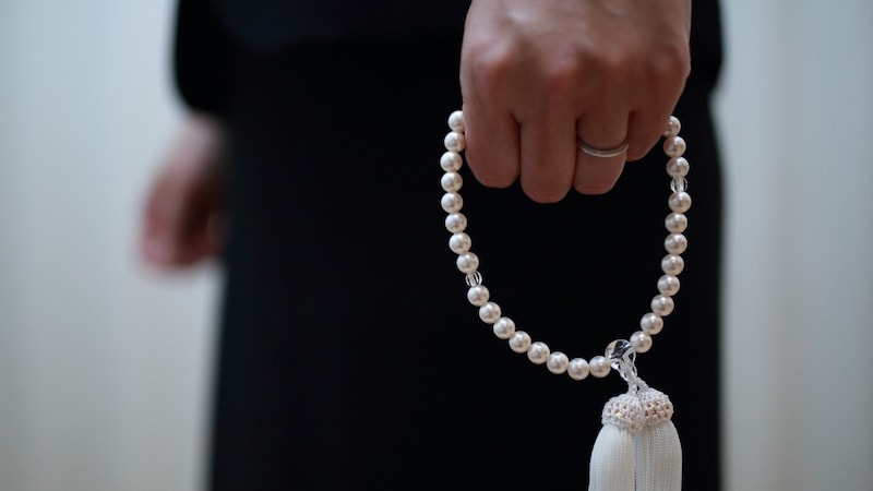 義母と同じ墓？ぜったい無理です…夫の四十九日に“死後離婚”を決意した58歳妻。「墓は別、縁は切って年金はいただく」現実的な選択の裏側【FPの助言】