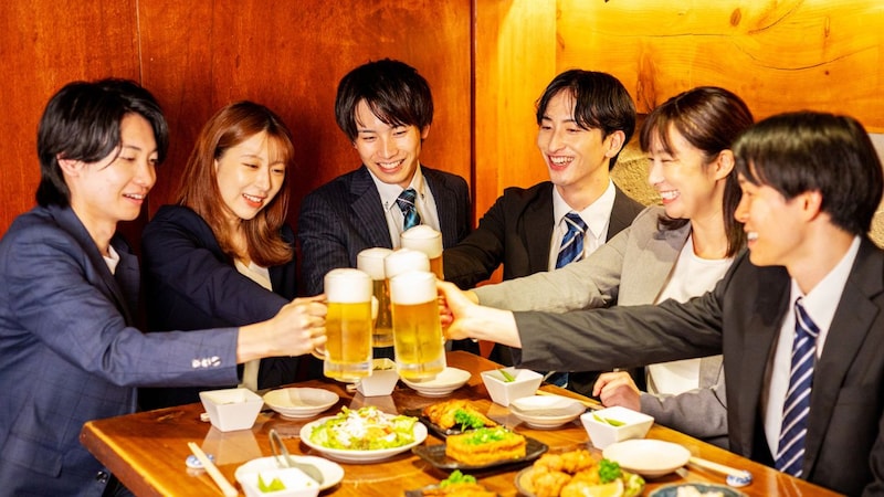 「手取り、新卒とほぼ同じなのに…」年収450万円・32歳中堅社員が、令和の〈初任給バブル〉と昭和の〈飲み会傾斜ルール〉に絶望