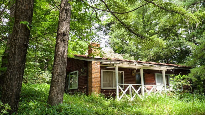 草津温泉も圏内…〈350万円の訳アリ山荘〉での二拠点生活を満喫する62歳男性。「週末は自宅」を選ぶ〈逆転の老後生活〉