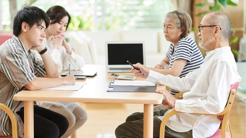 「死ぬまで、この後悔は消えない」兄の忠告無視で実家を〈3,500万円〉かけて二世帯住宅にした弟一家の末路。48歳長男が背負った「重すぎる代償」