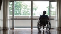誰も会いに来ません…設備の整った介護施設で1人、家族の名前がない面会名簿を眺める孤独。〈資産2億円〉76歳祖父「悪意なき孫差別」の果て【CFPの助言】
