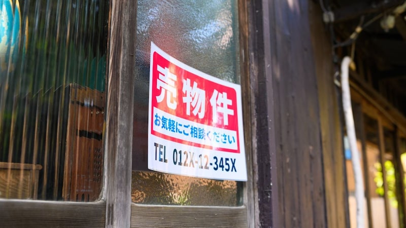 年金18万円・実家の母を頼りに帰省した43歳リストラ息子…「実家だった場所」にあった“カーテンのない窓”と『売物件』の看板に愕然。老人ホームへ引っ越した「母の事後報告」【FPの助言】