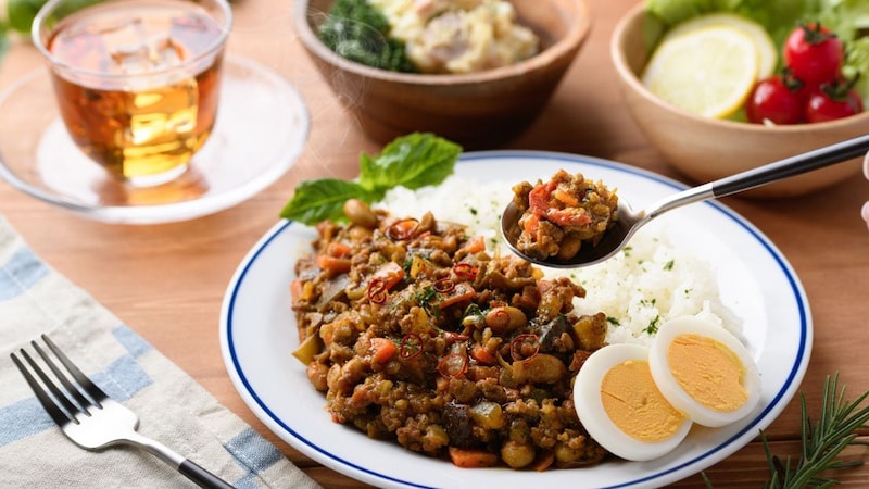 「もう店を畳んで…」定年夫が〈退職金1,500万円〉で「スパイスカレー屋」開業も大赤字…60歳妻は「老後資金残り500万円」に震える毎日