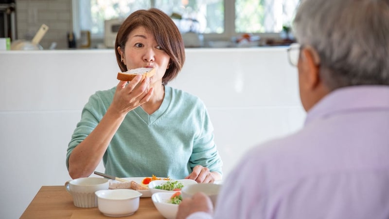 「つい、急いでしまいました…」孤独に耐えきれず、一回り以上年下の女性と“熟年再婚”した65歳元部長。退職金2,500万円を握られた途端に始まった「ATM扱い」の生き地獄【FPが解説】