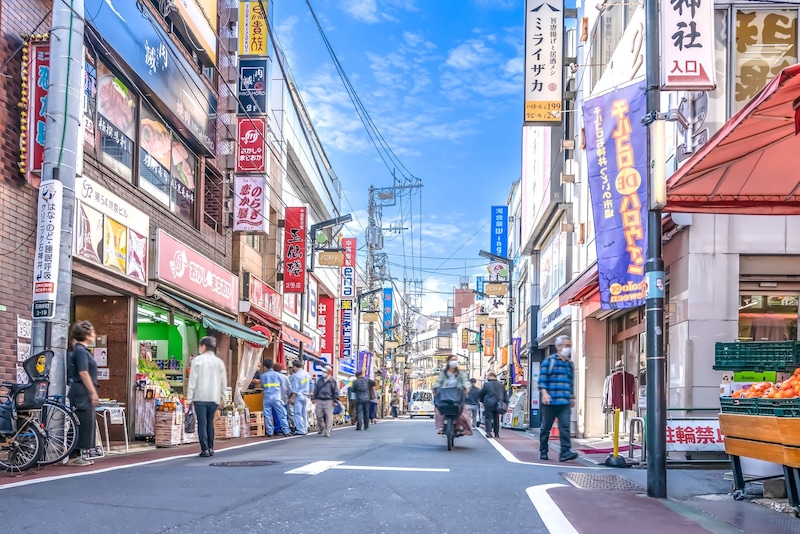 （練馬区・石神井公園駅近くの商店街／PIXTA）