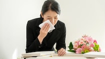普通の葬儀にしておけばよかった…84歳父が死去、喪主を務めた娘のスマホに「まさかの異変」。人気の“家族葬”を選んだ結果「消えない後悔」のワケ