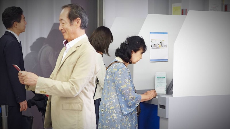 銀行で現金をおろすとき、出金額を「3万4,000円」にするとお金が貯まるワケ【節約の達人が解説】