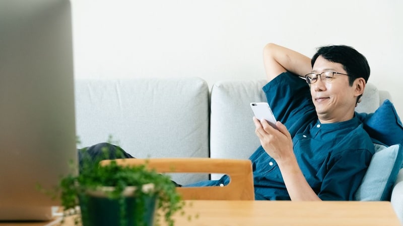 資産1億円の投資家「“オルカン”が安パイ」…老後資金月20万円が不足、「今さら新NISAなんて」と笑う50歳が知らない〈20年後の残酷な格差〉