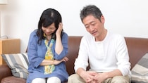 ▼よし、2,000万円貯まったぞ…「年金2人で月32万円」、余裕の老後を夢見た「65歳夫婦」の大誤算。SNSから始まった「老後崩壊の危機」