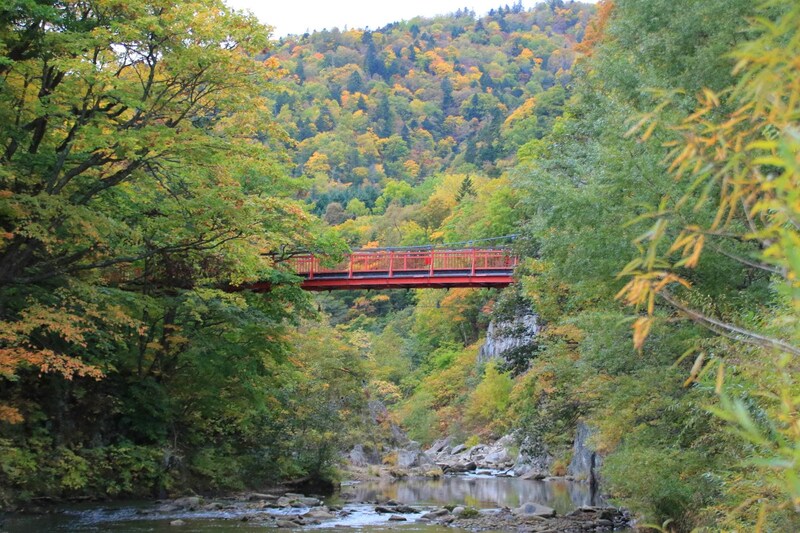 （定山渓の二見吊橋（北海道）／PIXTA）