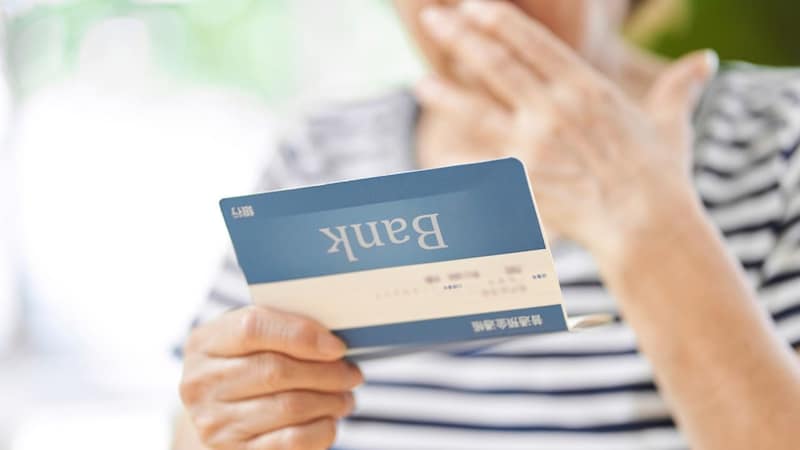 ATMの前で、膝から崩れ落ちました…年金月14万円・72歳女性から「警察官」を名乗る男が〈全財産〉を騙し取った「親切で狡猾な手口」