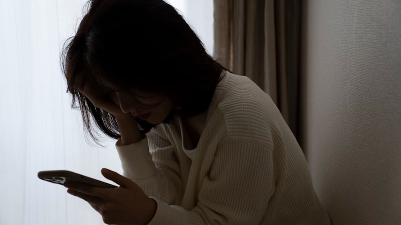 「自分で決めたことだから、弱音を吐いちゃいけないと思って…」手取り月20万円・26歳大卒女性の誰にも言えない秘密。“毎月3万円の口座引き落とし”の正体