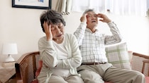 老後資金を貯めたことを後悔しています…年金月30万円・貯金3,200万円の70代夫婦。終活を始めた途端、2階に住み着いた訳アリ「40代出戻り長女」「50代無職の長男」に疲弊【FPの助言】