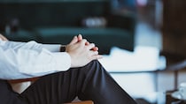 後悔しています…“娘よりも年下の男性”と不倫→夫に「離婚」を懇願した年収100万円・48歳パート妻の末路【CFPが警鐘】