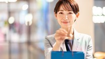 ルイ・ヴィトンの店内にて…「子どもが独立してね」60代夫婦の何気ない一言。三流は〈相槌〉で終わらせ、一流は〈旅行用バッグ〉を紹介する【元トップ販売員が解説】