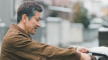 「非課税世帯になんてならなければよかった」狙って勝ち取った〈住民税0円〉、役所から届く“ピンク色の封筒”に歓喜していたが…89歳母の老人ホーム入居時、制度の隙間を突いた66歳息子が大後悔したワケ