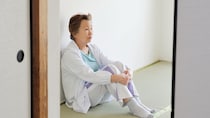 「お願い、出て行かないで…」我が子相手に涙が止まらない69歳母。実家を出た43歳娘と〈生活費8万円〉を失った日【CFPの助言】