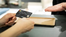 クレジットカードのポイントでビジネスクラス旅行をした教授が「真相」を知って後悔…現代の富裕層が「現金派」を貫く本当の理由