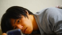 「いえ～い！明日から死ぬまで無職だ！」資産1億円・35歳息子が始めたFIRE生活。8年後、65歳父が目撃した“死んだ魚のような目”でスマホを凝視する〈究極の無職〉の姿【FPが解説】