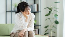 スマホはバキバキ、ランチは手作りおにぎり2個…手取り23万円・27歳女性が「新NISA」に全振り。「立派だね。でも…」結婚式の招待を断った親友の〈まさかのひと言〉で涙したワケ