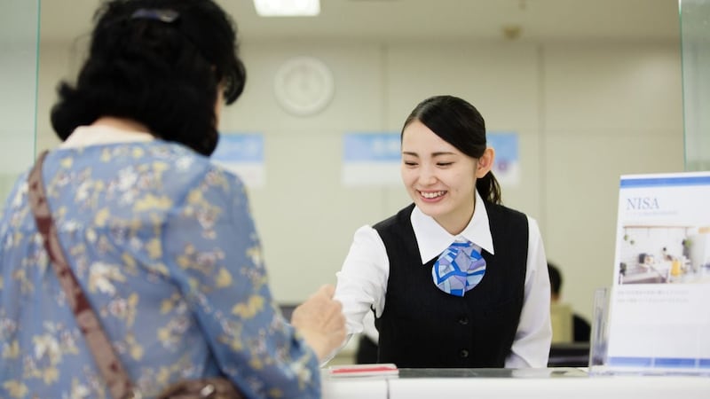 銀行員「あなたは8万3,000円しか引き出せません」口座には150万円あるが、父の葬儀代・120万円が下ろせない…実家暮らしの54歳娘が銀行窓口で突きつけられた“非情なルール”【FPが解説】