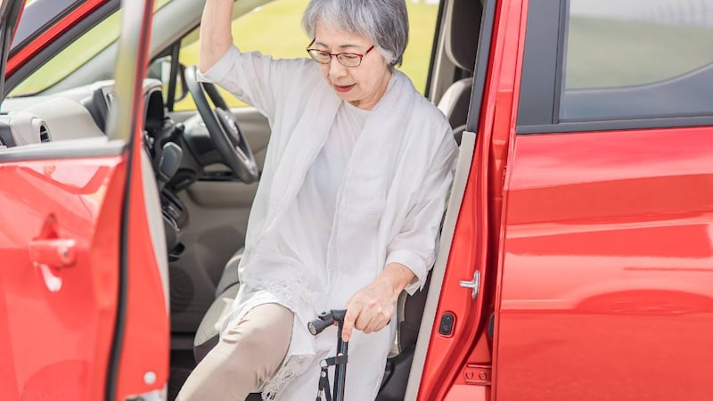 渋滞に巻き込まれる前に帰ったら？…年金月13万円の67歳女性、GW帰省中の39歳息子の車で外食に→実家到着直後に告げた“冷酷な一言”の真相
