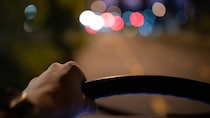 ▼助けて…深夜1時、実家で暮らす81歳母からSOSの電話→車を飛ばして駆けつけた55歳長男が玄関を開けて目にした「まさかの光景」