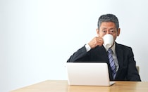「資産3億円あるので…」今日も颯爽と定時退社をキメる55歳会社員。陰口にも動じず辞める気ゼロ「仕事が全然できない窓際おじさん」の裏の顔【FPの助言】