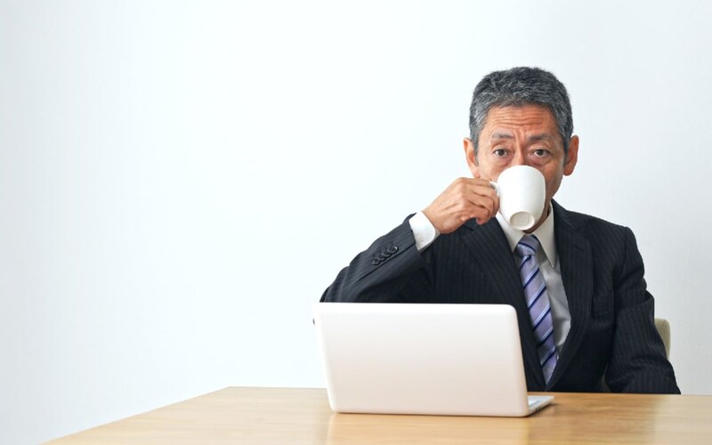 「資産3億円あるので…」今日も颯爽と定時退社をキメる55歳会社員。陰口にも動じず辞める気ゼロ「仕事が全然できない窓際おじさん」の裏の顔【FPの助言】
