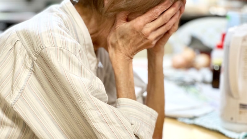 信じた私がバカだったんです…通帳も印鑑も、全部息子に任せた〈年金月15万円〉〈貯金1,000万円〉76歳母、52歳長男が電話口で放った「ひと言」に愕然