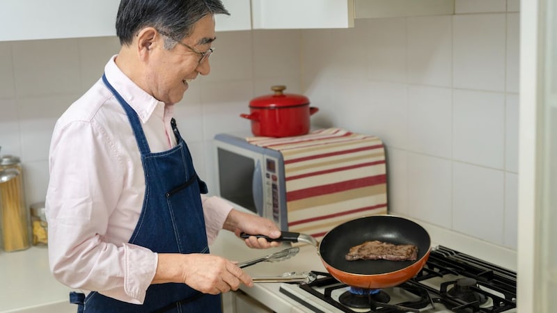 「お疲れさま」は昨日まで…元部長・月収110万だった家事未経験の65歳定年夫に、主婦の妻が任命した『お昼ご飯係』。退職翌日から始まった、思いのほか“面白い老後”