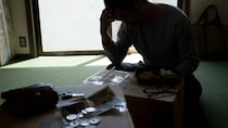 「贅沢はカップ酒におでんの出汁割り」…ピーク時の年収は1,400万円、“都落ち”した64歳独身・元銀行員の末路【FPの助言】