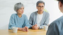 ▼お前の会社、何連休？…年金月25万円の60代夫婦、GW終了後も実家に居座る29歳長男に“帰ってアピール”→息子が笑顔で告げた「まさかの事実」