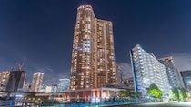 「住まいはタワマン」カシミアコートにブランドバッグを下げて〈港区役所〉にやってきた、瓜二つな世帯月収50万円・同居の45歳独身双子…優雅な装いの裏で隠しきれない焦燥を漂わせ、「住民税を払えない」とシンクロした理由