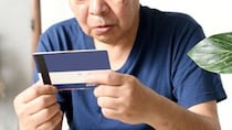 「若手の裏方は嫌だ」見栄で再雇用を蹴り、年金〈月9.8万円〉の「繰上げ受給」を選んで7年…67歳独身男性が直面した〈恐怖の正体〉
