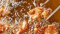 いらっしゃい…毎週末やってくる「3人の孫たち」のために2キロの鶏肉を1時間揚げ続け、唐揚げ作り。年金月13万円の66歳・独居祖母、「孫への歓待」に疲弊