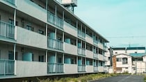 「私は大丈夫だから」と笑っていた母…年金月10万円・団地暮らしの79歳を襲った“まさかの事態”。息子を苦しめる「消えない後悔」