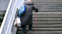 ▼1割負担のはずでは…？繰下げ受給で〈年金月21.3万円〉に増額した75歳男性、病院の会計で知った「医療費の誤算」