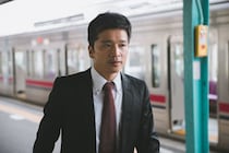 再雇用で「年収400万円」に半減した60歳元部長の「偽りの二重生活」。朝7時、いつものスーツに身を包んで向かう「まさかの行先」【CFPの助言】