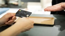 クレジットカードのポイントでビジネスクラス旅行をした教授が「真相」を知って後悔…現代の富裕層が「現金派」を貫く本当の理由