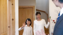 「パパ、お仕事頑張ってね！」月収35万の中堅社員・45歳父が、娘に見送られ向かった“意外な場所”…朝7時にスーツで家を出て、「ハローワーク」の開門を待つ切実な理由【社労士FPが解説】