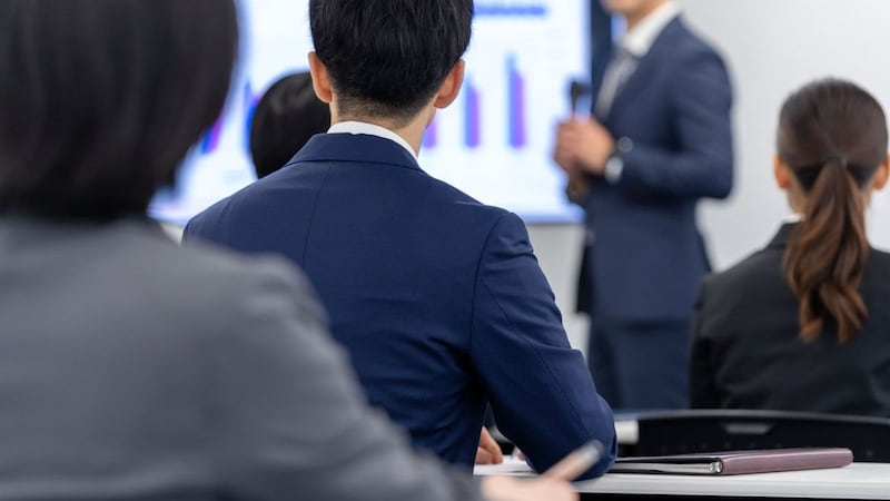 目標に向かって最短ルートで突き進むために「毎日日報を書いて、ノートパソコンに貼る」という方法の効果