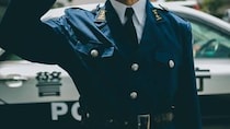 ▼「年金月20万円」「貯金8,000万円」“まじめが取り柄”の65歳・元警察署長だったが…2年ぶりに帰省した40歳長男、実家の玄関を開けて目にした〈まさかの光景〉