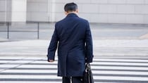 「自業自得か…」勤続35年超、花束も見送りもない最終出社日の帰路。年収1,300万円を誇った元営業本部長「65歳まで現役」の夢が潰えた日