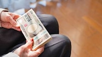 GWの実家帰省で、血の気が引きました…年金18万円で一人暮らしする元教師・68歳母の〈青い封筒の現金100万円〉が消失。43歳息子、理由を聞いて、呆然とするしかなかったワケ【FPが解説】