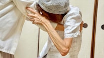 「もう家には帰れないの？」老人ホームで涙を流した〈年金月12万円・非課税世帯〉90歳母。娘が今も悔やむ“あの日の決断”