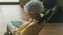 「ごめんね、もう動けないの…」深夜2時、82歳母からの電話。駆けつけた息子が実家で見た〈冷えきった部屋〉